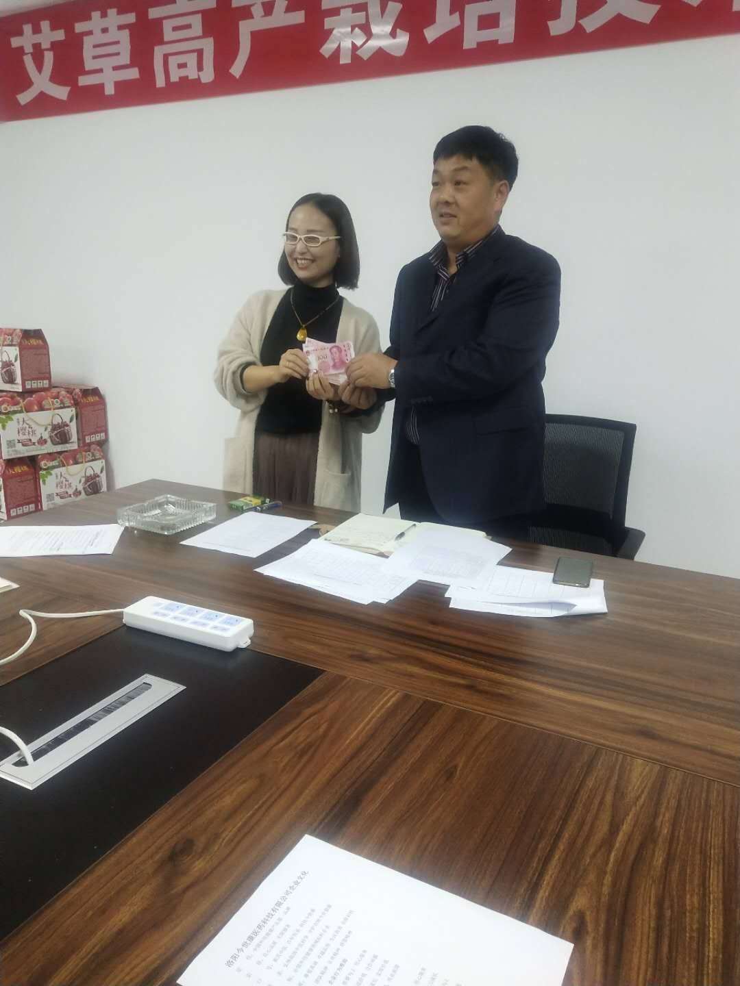 今世康9月份銷售冠軍白玉潔頒獎現(xiàn)場 今世康9月份銷售冠軍白玉潔頒獎現(xiàn)場